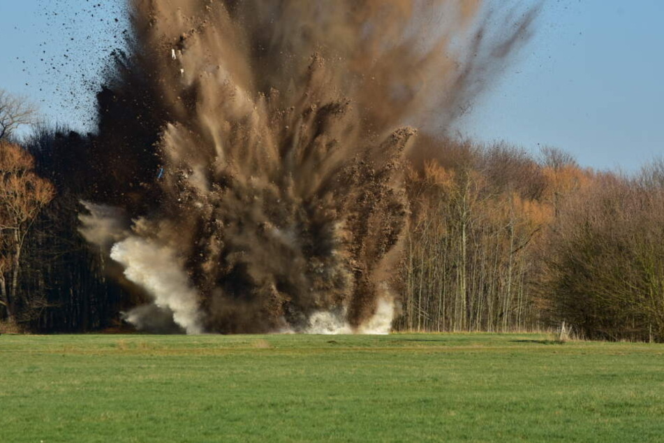 Bei der Explosion flogen Erde und Wasser über der Bombe in die Luft. Die Bombe war zuvor mit einem Wassertank abgesichert worden.