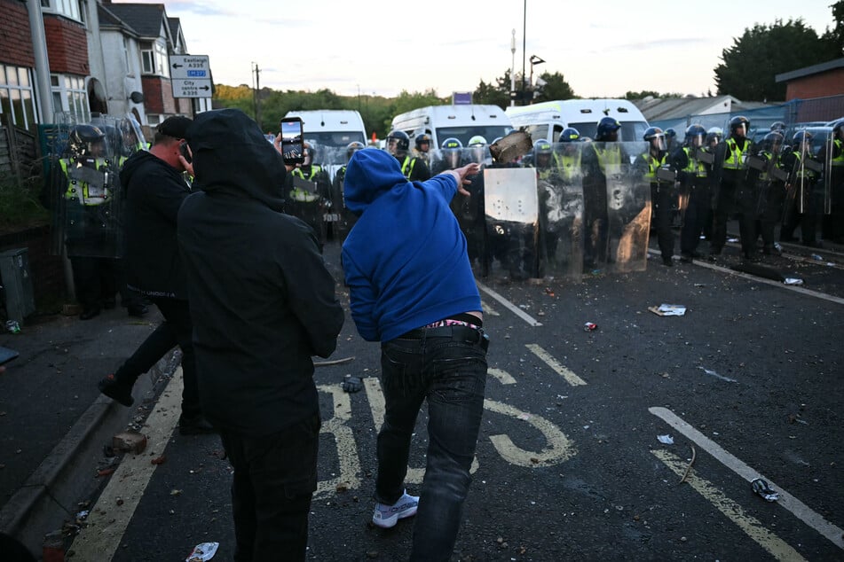 Die Demonstranten lassen all ihre Wut an den Polizisten aus.