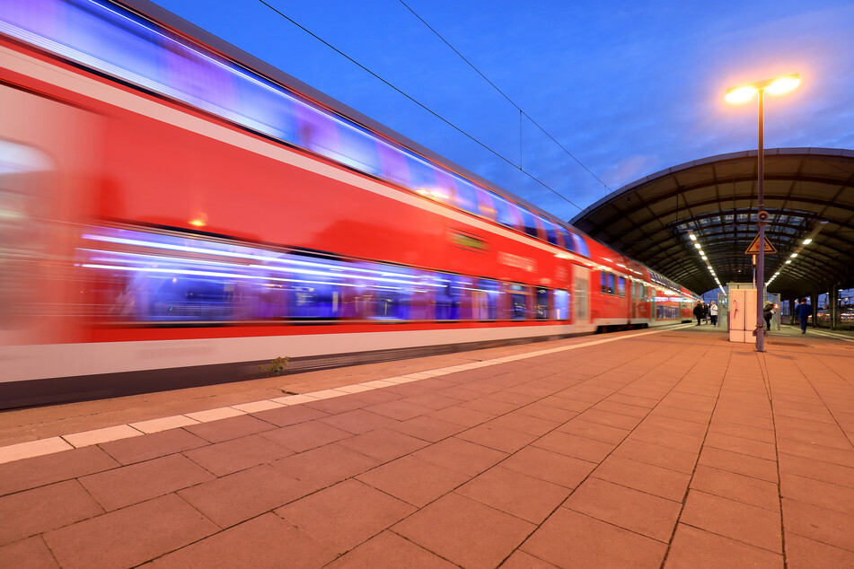 Am Magdeburger Hauptbahnhof nahmen Polizisten den 39-Jährigen in Empfang.