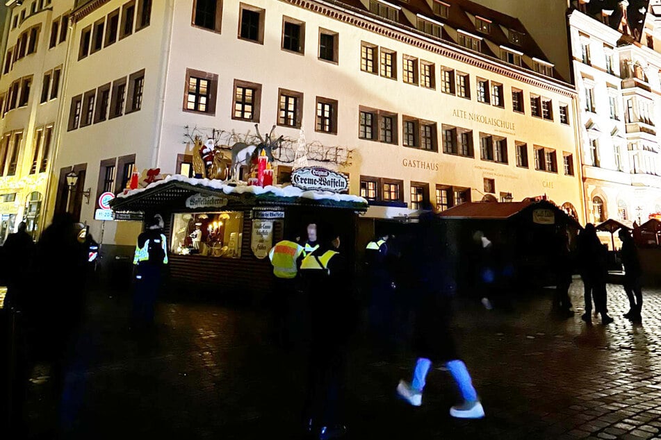 Polizisten sicherten den vom Stromausfall betroffenen Bereich ab.