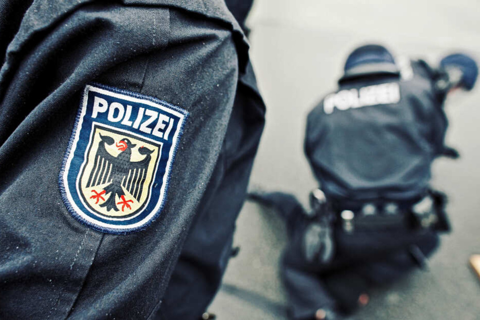 Die Bundespolizei ermittelt nun wegen des Verstoßes gegen das Waffengesetz und Bedrohung. (Symbolbild)