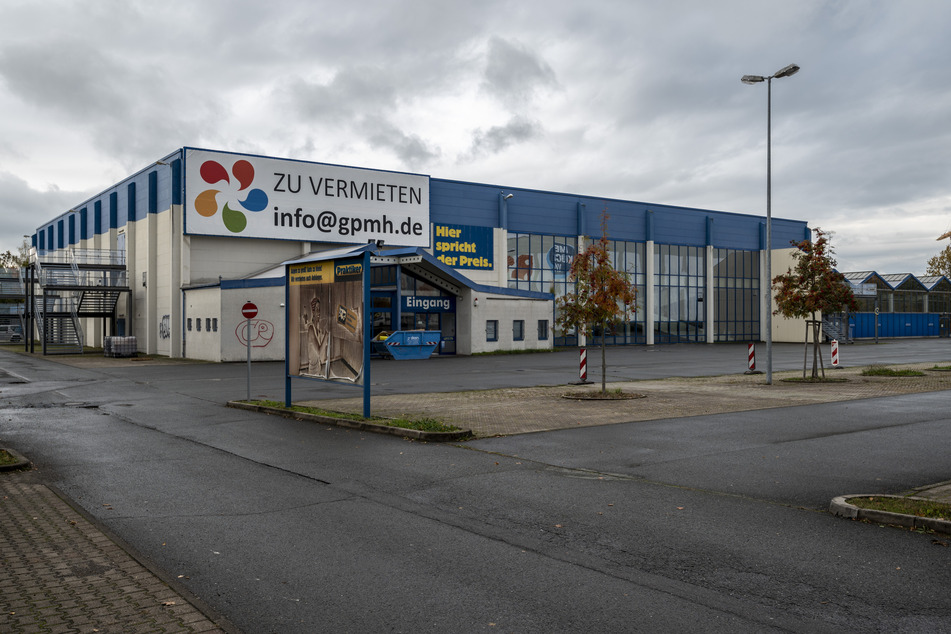 Das neue Corona-Testcenter soll in den ehemaligen Praktiker an der Hermann-Pöge-Straße in Bernsdorf umziehen. KV, Stadt und Eigentümer verhandeln.