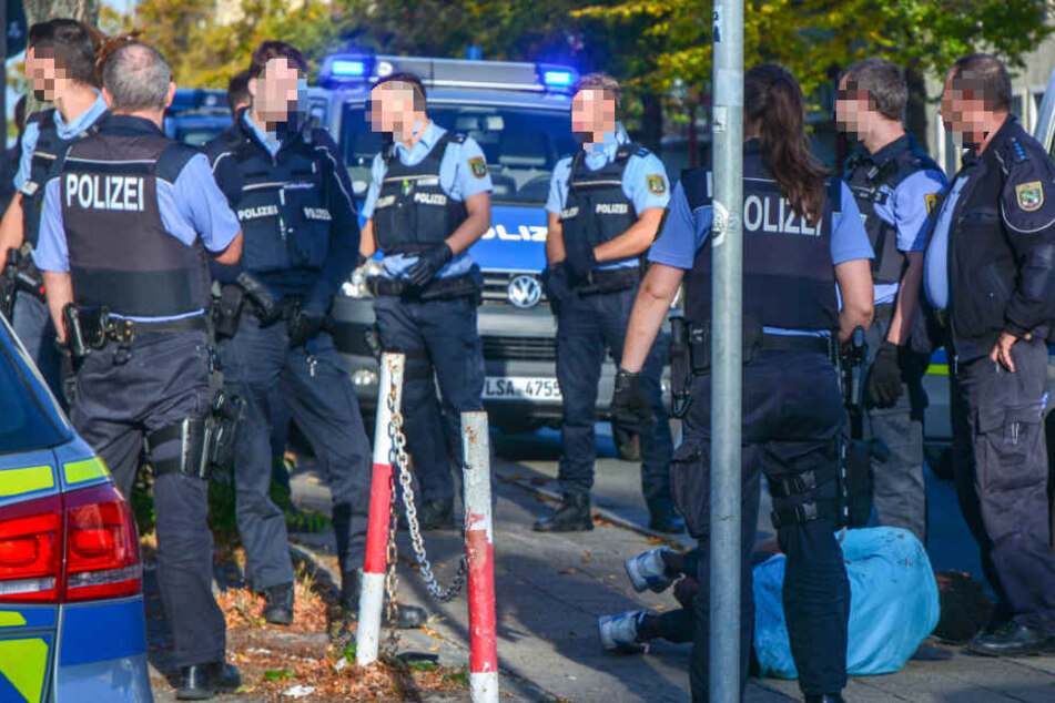 Mehrere Polizisten stehen neben dem blutend am Boden liegenden Chaoten. Er hatte zuvor Autos mit Glasflaschen beworfen und war in die Scherben gestürzt.