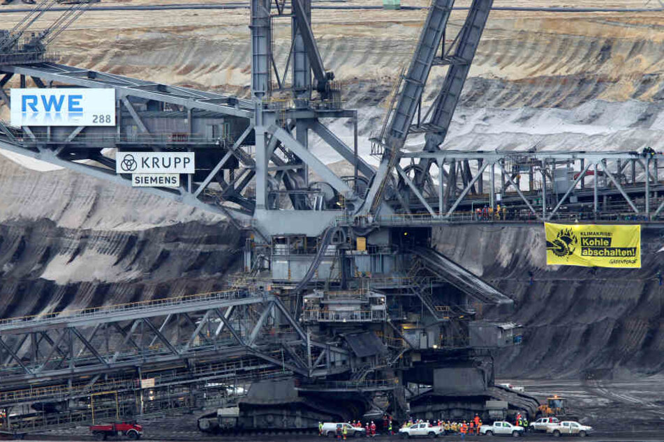 Greenpeace-Aktivisten haben am Donnerstagmorgen einen Braunkohle-Bagger im Tagebaugebiet Garzweiler besetzt.
