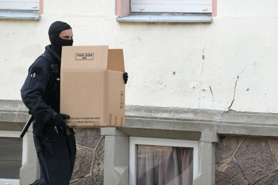 Zwei Wohnungen durchsuchten Beamte in Dresden und Annaberg.