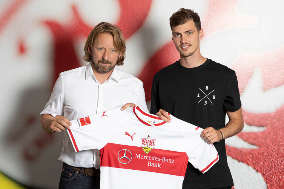 VfB-Sportdirektor Sven Mislintat (links im Bild) und Neuzugang Pascal Stenzel (23).