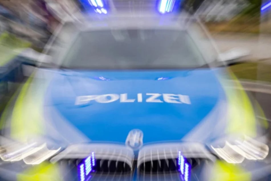 Der betrunkene Autofahrer fuhr erst gegen ein Verkehrsschild und streifte anschließend einen geparkten Škoda. (Symbolfoto)