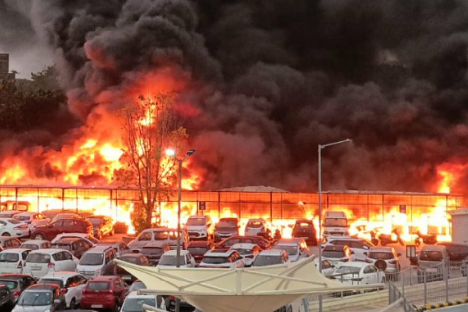 Bei dem Inferno auf dem Parkplatz wurden zahlreiche Fahrzeuge komplett zerstört.