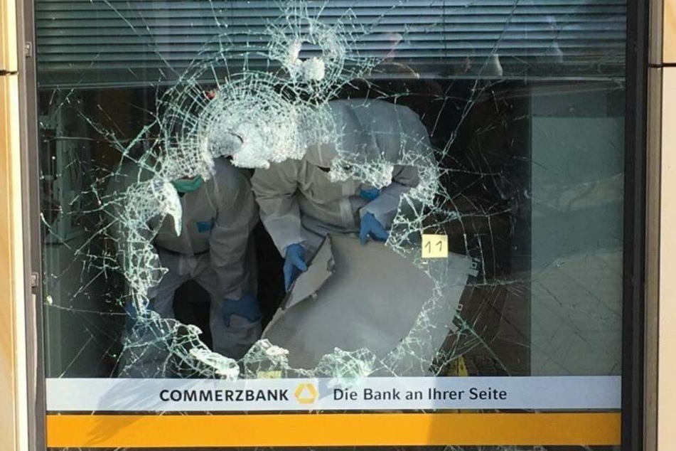 Täter haben einen Geldautomaten in Bielefeld gesprengt.
