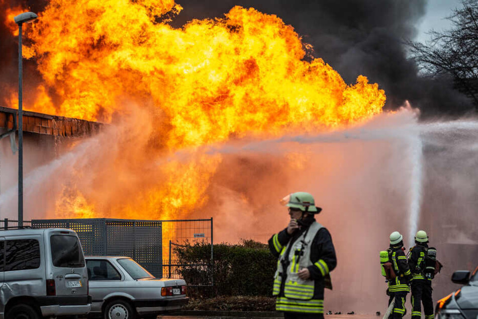 Die Feuerwehr musste gegen Riesenflammen ankämpfen.