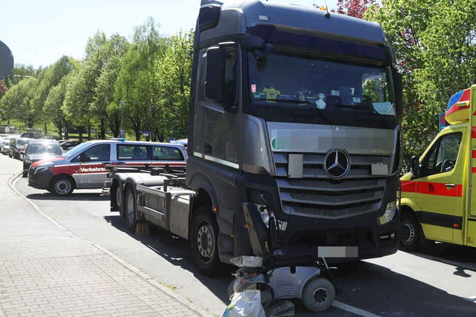 Der Rollstuhl wurde stark beschädigt.
