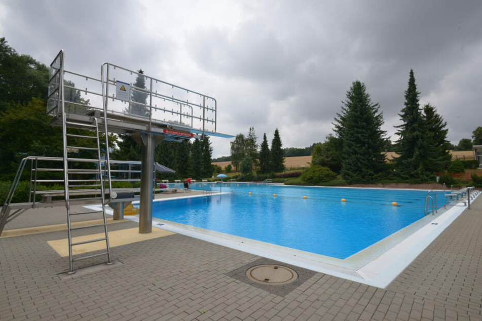Durch die Witterung ist das Schwimmbad leer.