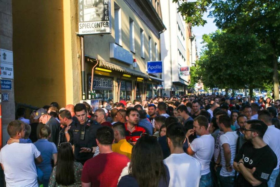 Auch in Nürnberg sammelten sich extreme Menschenmassen an, die letztlich auch einen Polizeieinsatz unumgänglich machten.