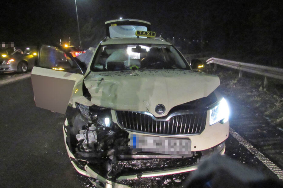 Das stark beschädigte Taxi nach dem Verkehrsunfall.