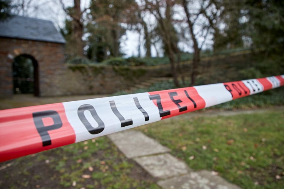Ein Zeuge fand die Leiche am Donnerstagmorgen im Vorgarten vor der Flüchtlingsunterkunft. (Symbolbild)
