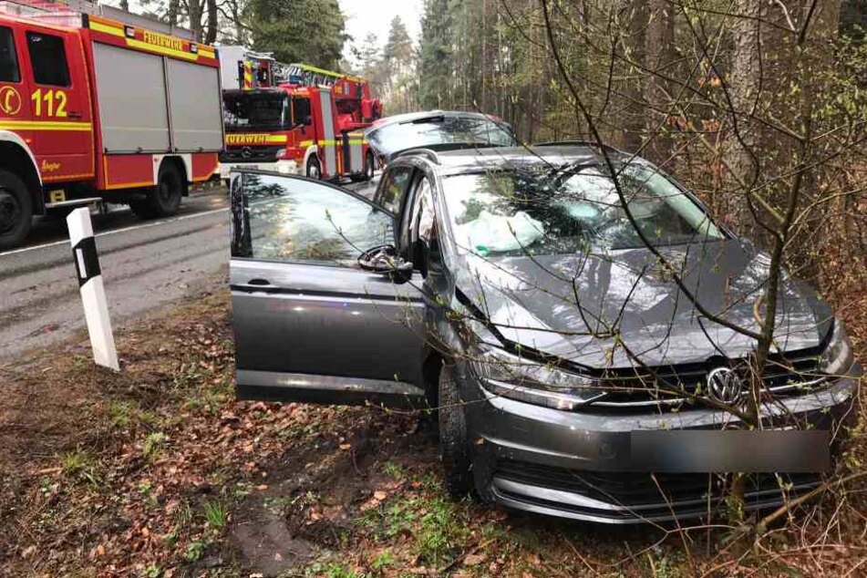 Das Auto kam von der Fahrbahn ab und krachte gegen einen Baum.