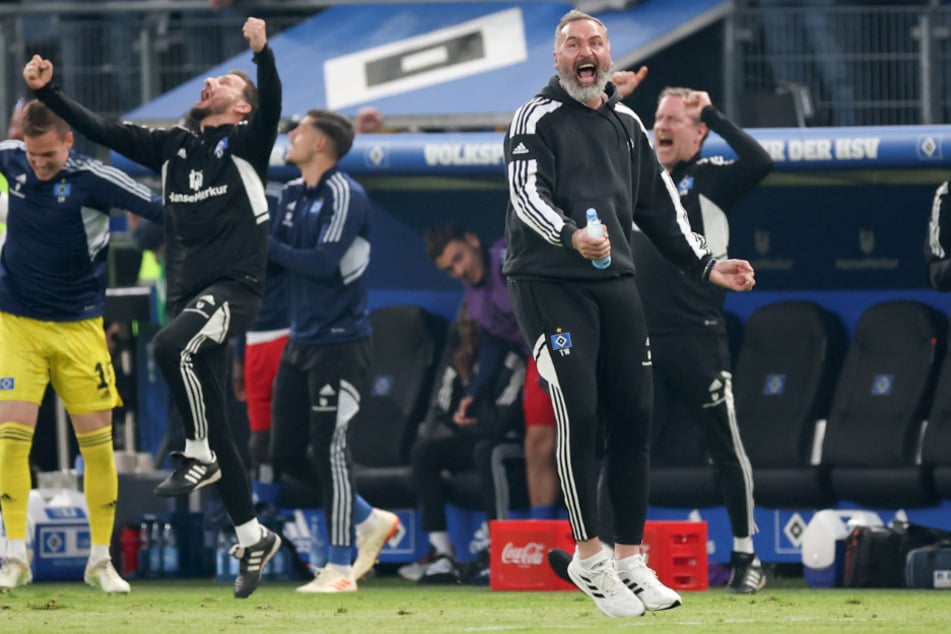 Der Moment der Erlösung: HSV-Coach Tim Walter (2.v.r.) schreit seine Freude über den Derbysieg gegen St. Pauli heraus.