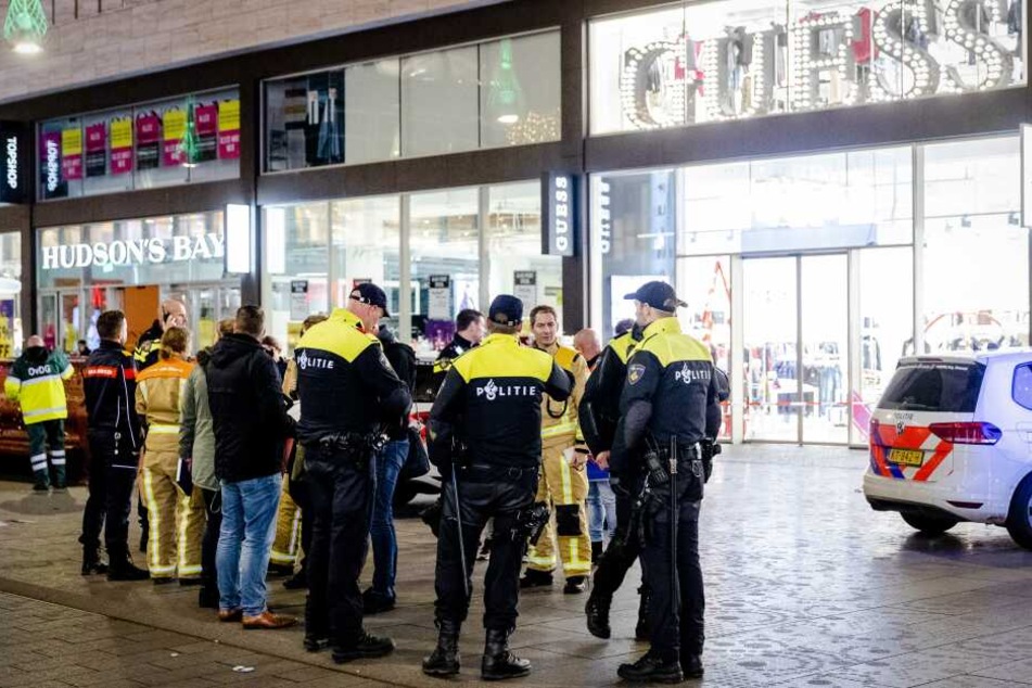 Im Zentrum von Den Haag hat ein Mann mit einem Messer um sich gestochen und drei Menschen verletzt.