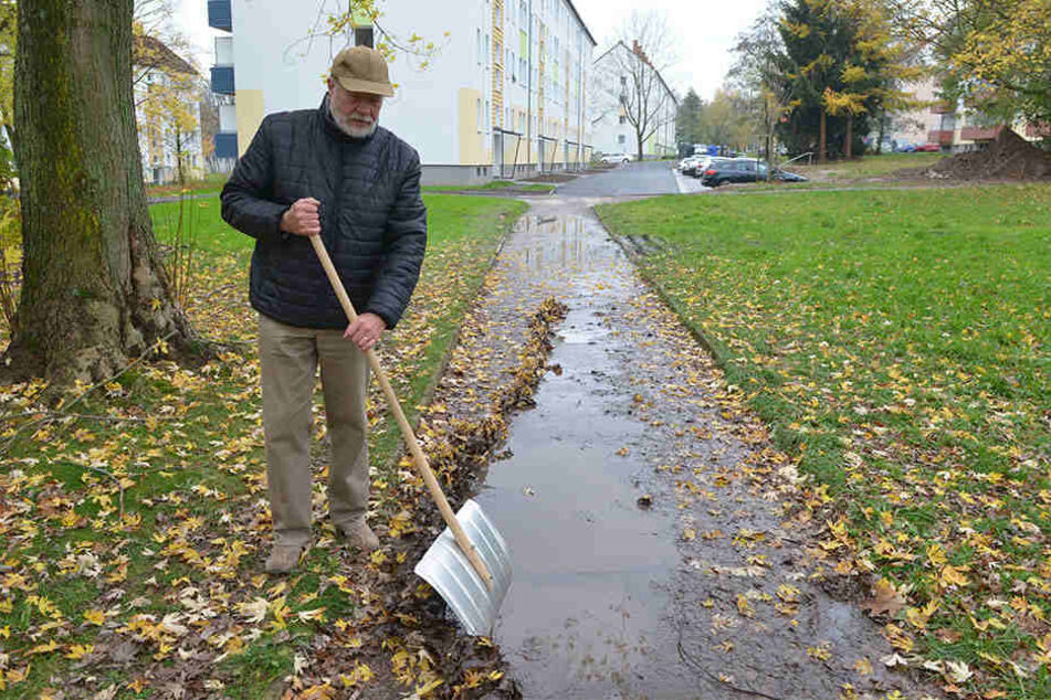 Claus Modaleck (77)
schob gestern notdürftig
den Schlamm
beiseite, den der
nächtliche Regen auf
den Weg gespült hatte.