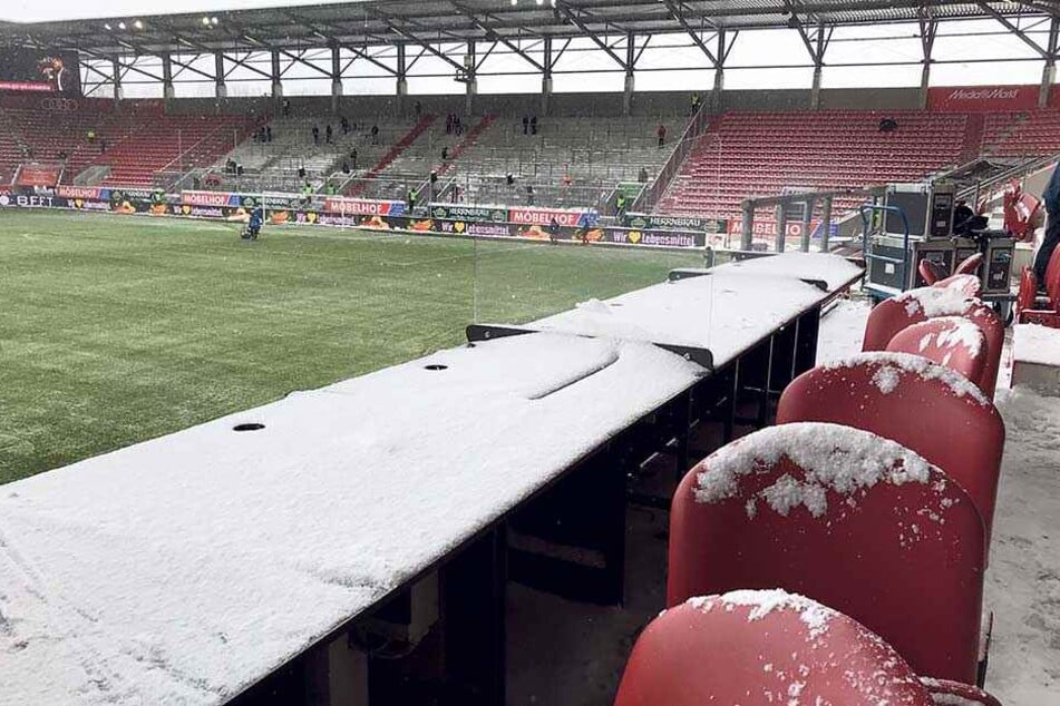 Die Tribünen - hier die Presseplätze - waren noch total verschneit und vereist. Gefährlich...
