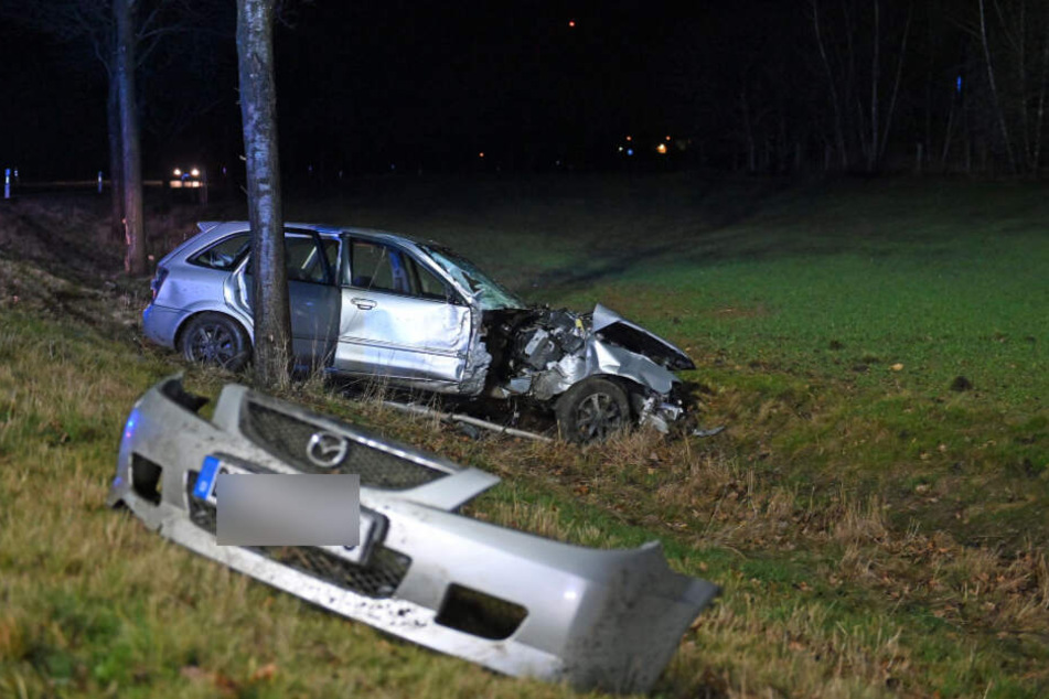 Die Stoßstange des Mazda lag einige Meter entfernt vom Rest des Wagens.