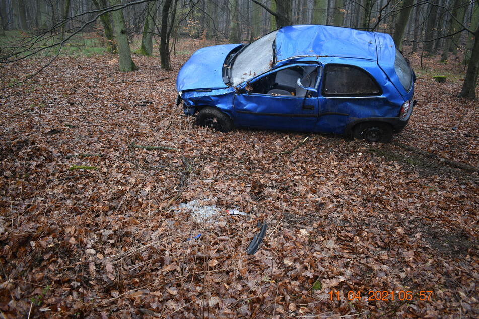 Ein herbeigerufener Notarzt konnte nur noch den Tod des 38-Jährigen feststellen. Dieser hatte sich mit seinem Auto mehrfach überschlagen.