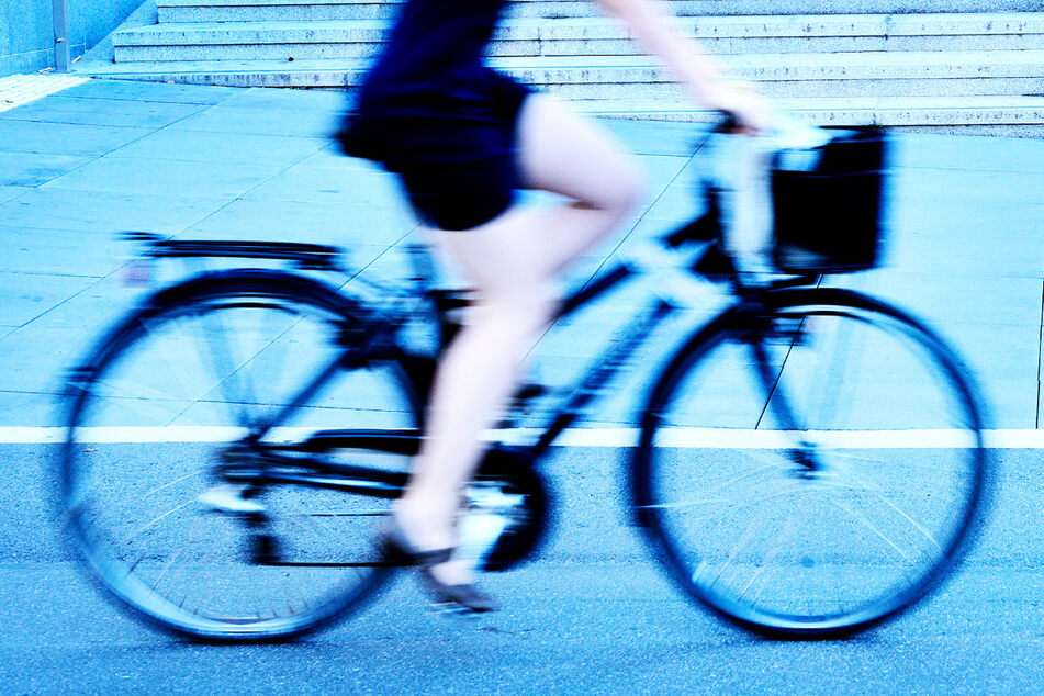 Bei einem Überfall hatte eine Radfahrerin (28) in Polen Glück: Das Messer des Angreifers traf ihr Handy. (Symbolbild)