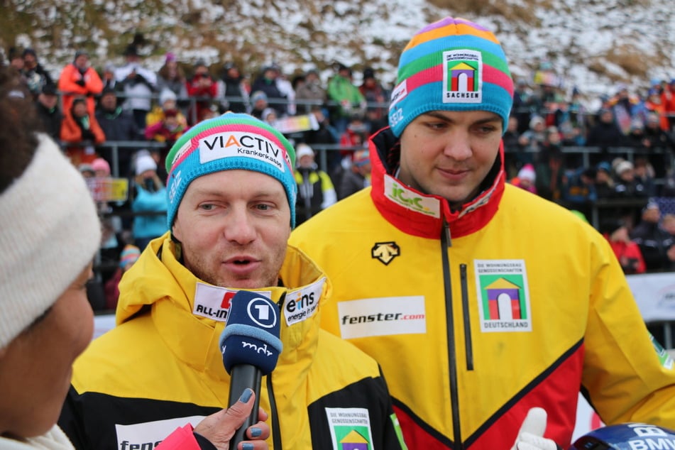 Francesco Friedrich (l.) freute sich am 7. Dezember noch, dass ihn Simon Wulff (24) zum Zweier-Sieg schob.