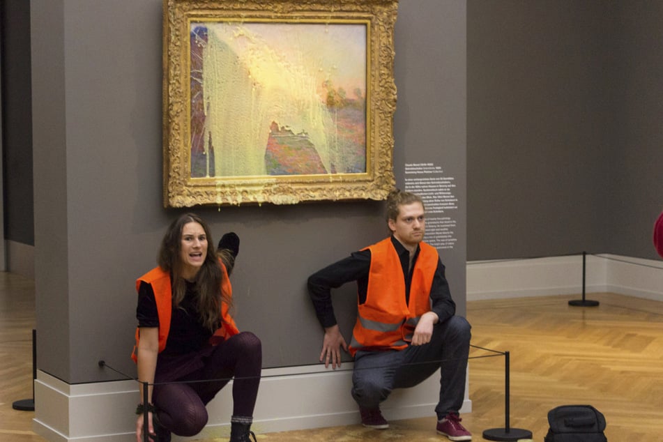 Klimaaktivisten der Protestgruppe "Letzte Generation" bewarfen 2022 das Gemälde "Getreideschober" (1890) von Claude Monet im Potsdamer Museum Barberini mit Kartoffelbrei. (Archivfoto)