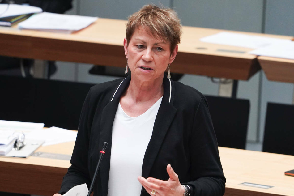 Sozialsenatorin Elke Breitenbach (60, Linke) hat eingeräumt, dass das Impfen von Flüchtlingen in Berlin mit Hindernissen gestartet ist.