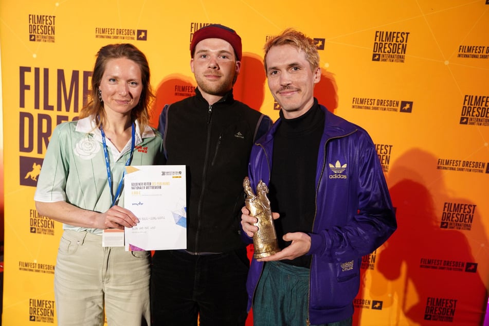 Bekamen den Publikumspreis für "Blob und der Wolf" (v.l.): Schauspielerin Laura Bein mit Valentin Bolte und Georg Kästle (Regie).