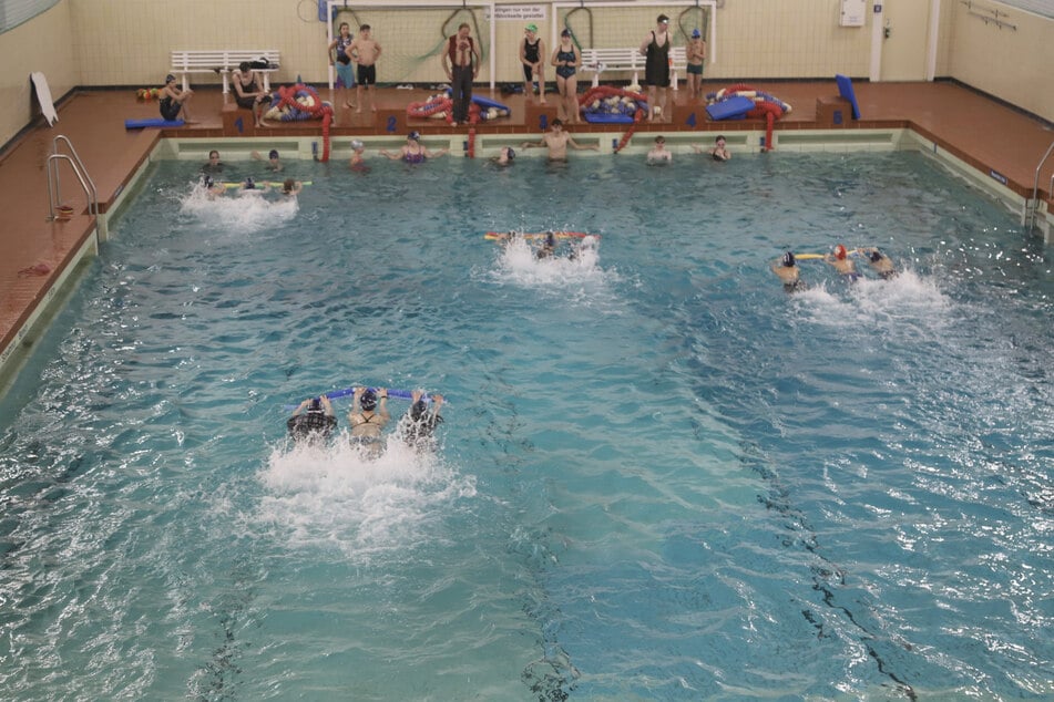 Das Schwimmbecken wird auch von 21 Schulen und 10 Vereinen genutzt.