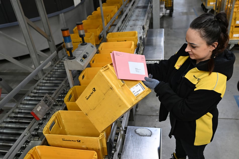 Bei der Deutschen Post wurde schon mal für die Briefwahl geprobt. Sachsens Briefwähler müssen sich indes auf kürzere Fristen in diesem Jahr gefasst machen. Zudem fällt die Bundestagswahl in die Ferien.