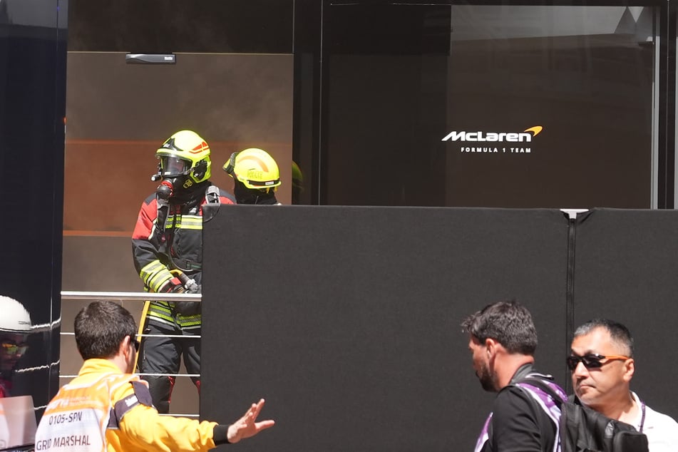 Feuerwehrleute verschafften sich Zugang zu den Räumen von McLaren.