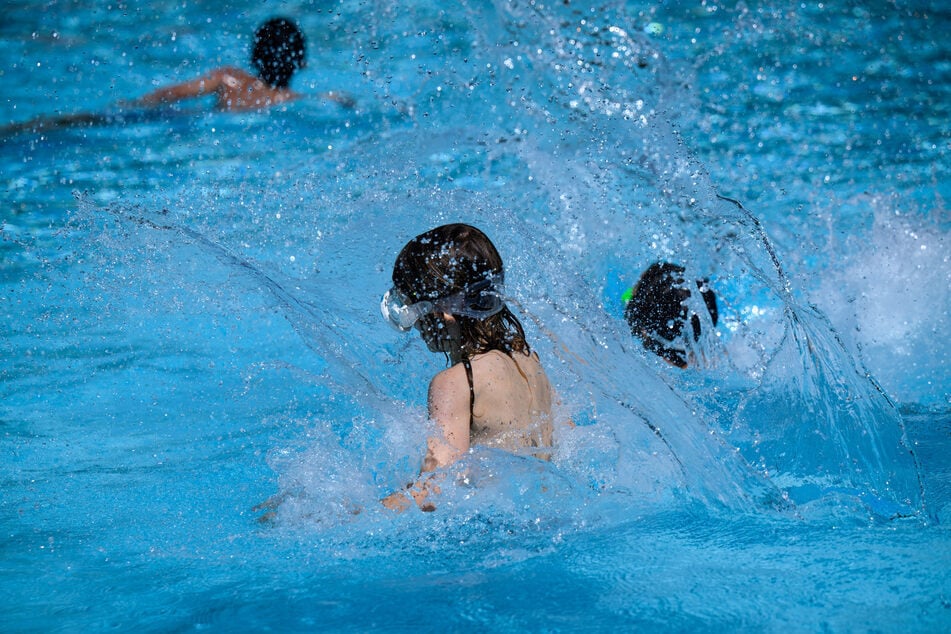 Sexuelle Belästigung in Freibad im Erzgebirge: Mann soll Mädchen mehrfach berührt haben