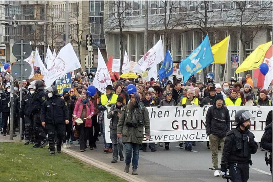 Leipzig: Gegendemonstrant attackiert: Ermittlungen gegen Polizist nach Einsatz in Leipzig laufen