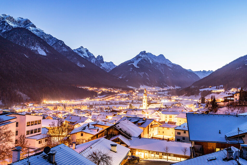 Ein Blick in ein kleines Örtchen in den Tiroler Alpen. (Symbolbild)