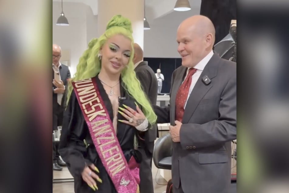 Katja Krasavice (28) hat sich ein Scholz-Double ins Boot geholt.