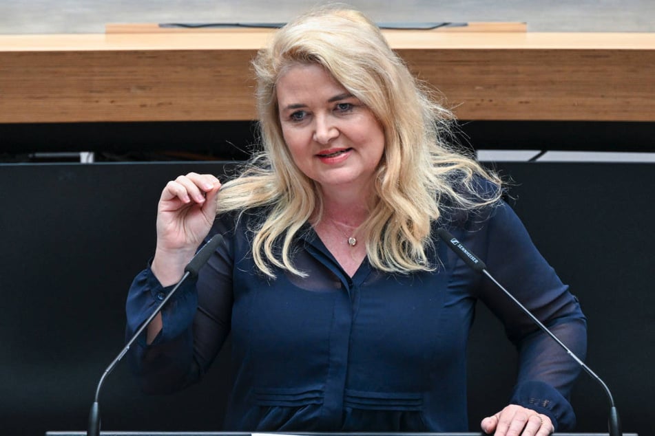 Die Berliner AfD-Chefin Kristin Brinker (53) sieht in der Silvesterparty am Brandenburger Tor eine wichtige Investition für den Tourismus.