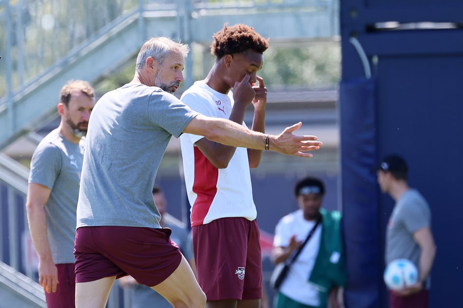 Marco Rose (47, v.) lobte RB Leipzigs Neuzugang Assan Ouédraogo (18) zuletzt in den höchsten Tönen.