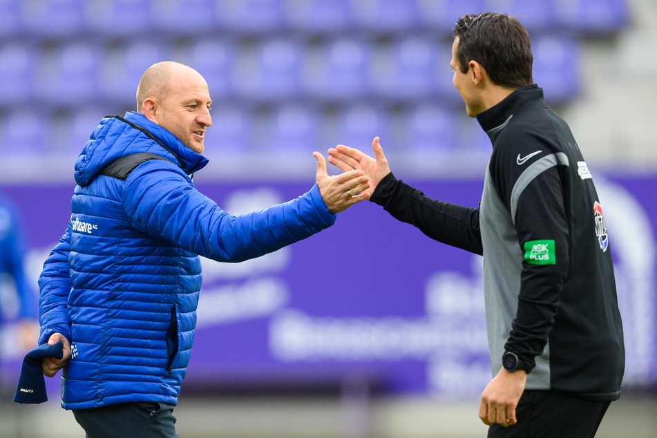 Darmstadts Coach Torsten Lieberknecht (48, l.) hatte nur warme Worte für den FC Erzgebirge Aue übrig. Aues Teamchef Marc Hensel (35) bedankt sich.