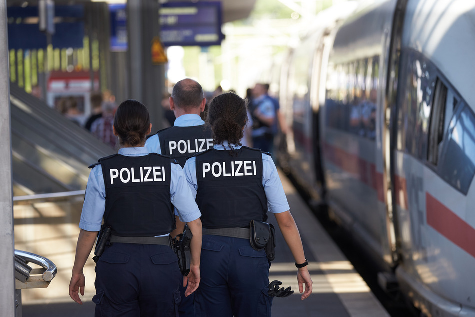 Die Bundespolizei ermittelt gegen zwei Männer, die in Zügen mit rechten Aktionen aufgefallen sind.