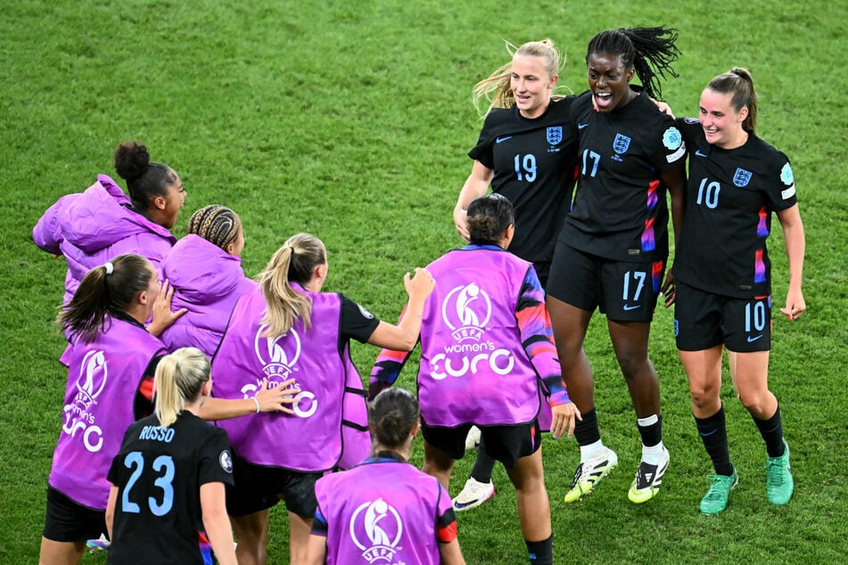 Michelle Agyemang (2.v.r.) rettet England in die Verlängerung.