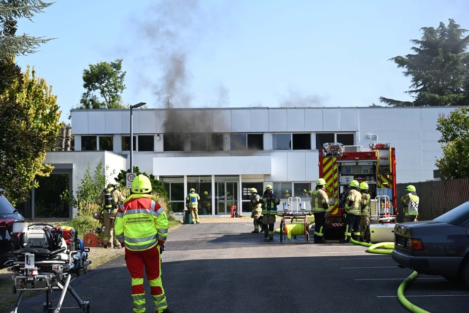 In einem Bürogebäude in Pulheim ist es am Sonntagmorgen zu einem größeren Brand aufgrund von explodierten Akkus gekommen.