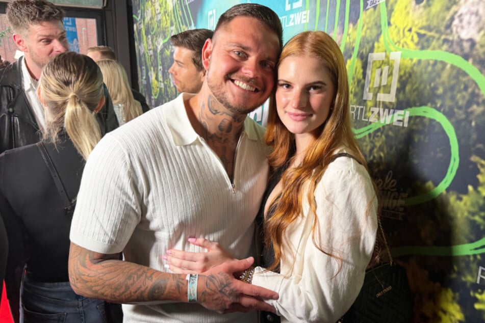 Nico Legat (27) und seine Freundin Laura zeigten sich auf dem roten Teppich total verliebt.