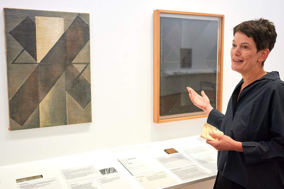 Rita Kersting, stellvertretende Direktorin, erklärt die Unterschiede zwischen der Fälschung (l.) und dem Original des Bildes "Suprematismus" (1921) von K. Redko im Museum Ludwig.