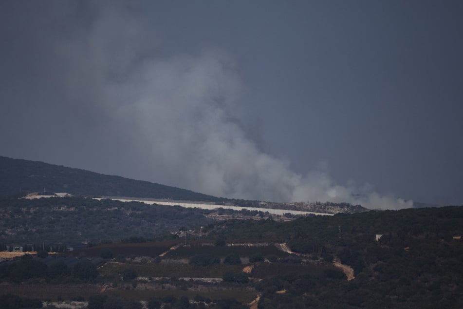 Nach einer Explosion im Südlibanon steigt Rauch auf, gesehen vom Norden Israels aus.