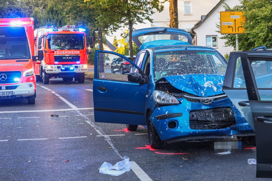 Der blaue Hyundai war nach dem Zusammenstoß nicht mehr fahrbereit.