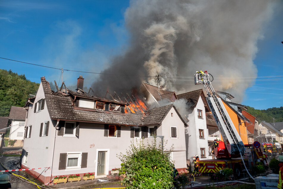 Das Feuer breitete sich auf mehrere Häuser aus.