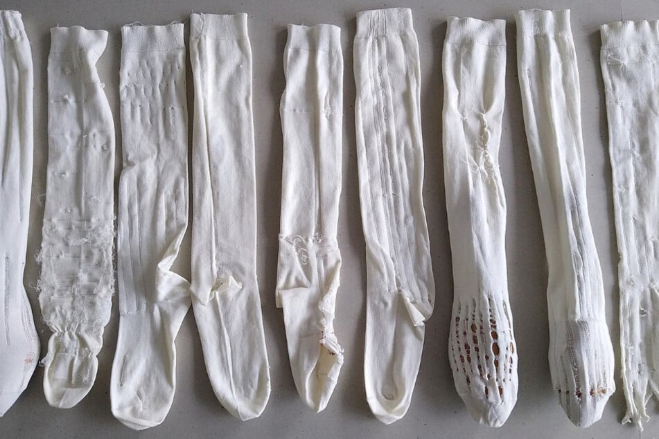 Die Laufmasche wird zur Denkfigur und zum Sinnbild für die einzelnen Kunstwerke.